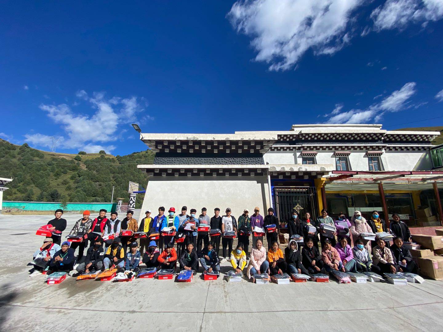 米兰官方端网站-米兰MiLan(中国)公益回顾丨家国同欢月同圆 温暖满载甘孜州(图8)